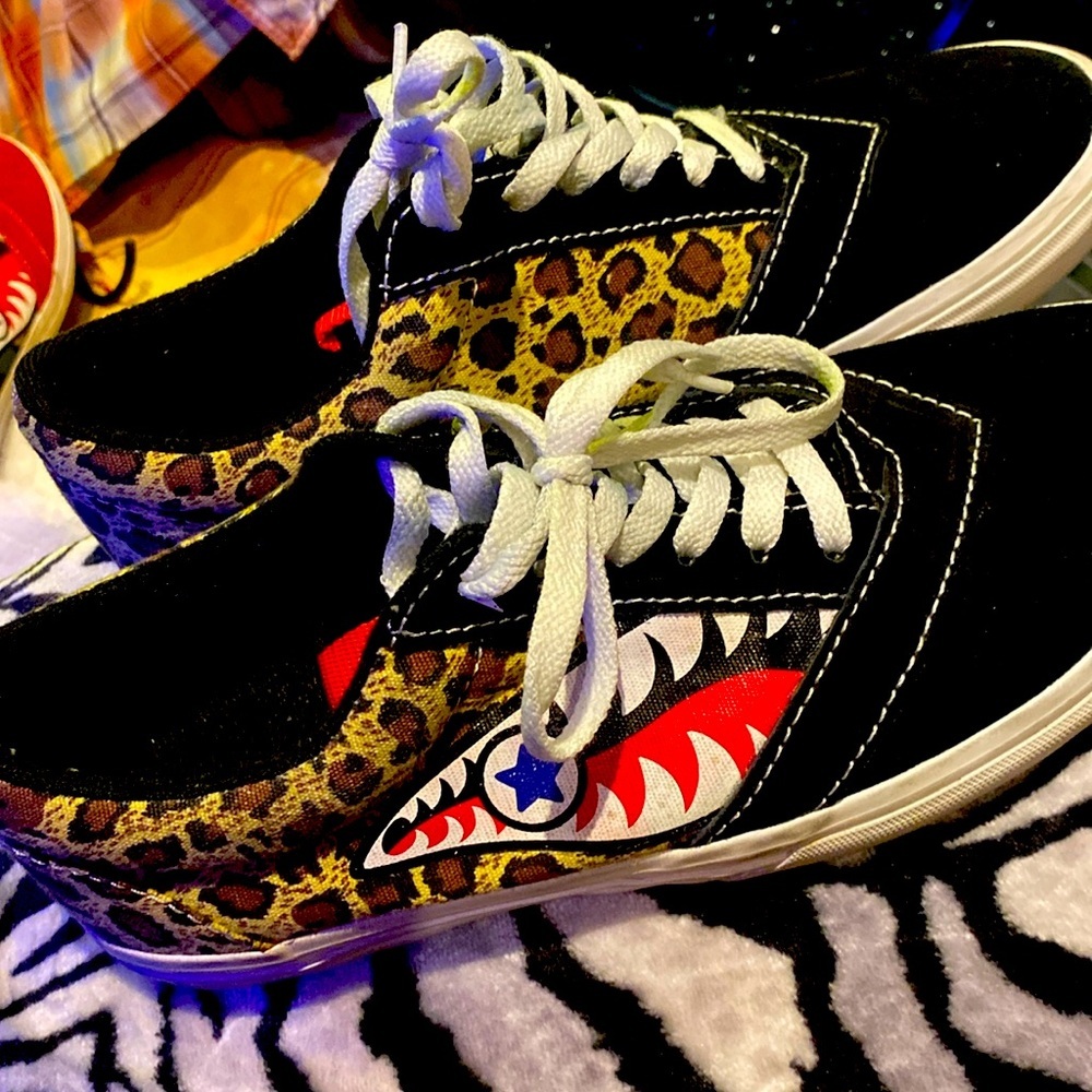 NWOT LOSERS SIZE 9 leopard and black with shark
Worn 2wice!!